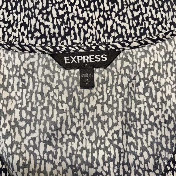 Express half zip cuff sleeve V-neck blouse Size M - Picture 4 of 5